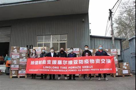 玲珑在当地积极开展公益活动，并为当地学生提供各种奖学金和实习机会